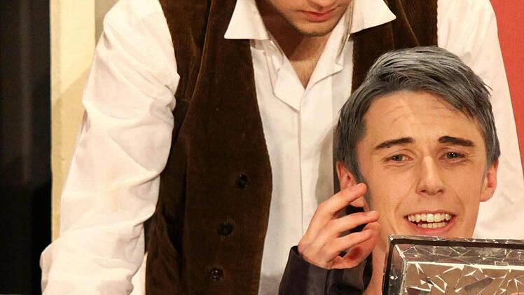 Die zwei Hauptakteure: der Manipulator Bastian Hunger und der verzweifelnde ergraute Simon Düsterdiek. Foto: Thomas Dill