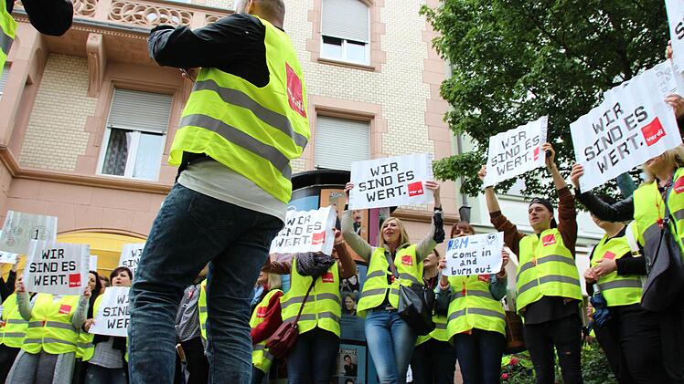 H&M Mitarbeiter protestieren in Bad Kissingen. Foto: Benedikt Borst