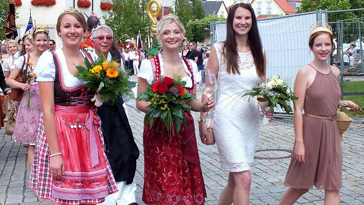 Beim Festzug an vorderster Stelle, von links: die Abt-Degen-Weintal-Prinzessin Johanna Berninger, die Sander Weinprinzessin Elisabeth Goger, die Fränkische Weinkönigin Christina Schneider und die Sander Weidenprinzessin Anna-Maria Schneider.