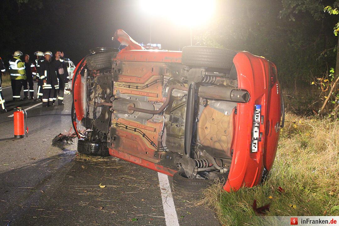 Pkw kracht in Baumgruppe und überschlägt sich bei Ödenreuth