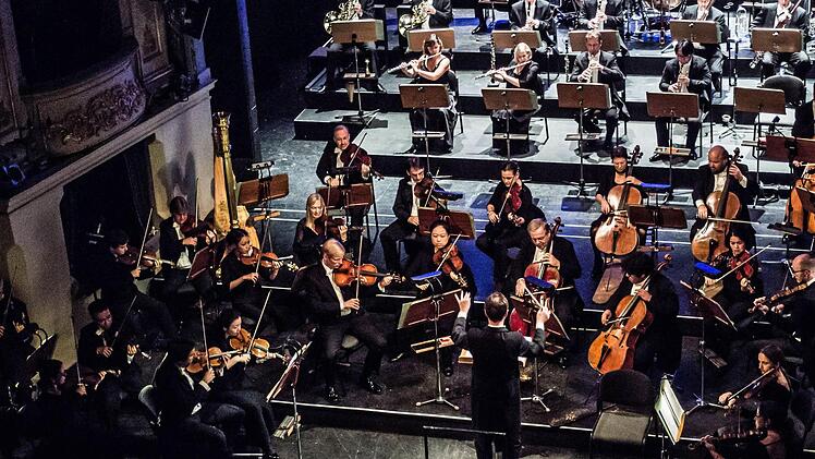 Impressionen vom Sinfoniekonzert des Landestheaters unter der Leitung von Alexander Merzyn.Foto: Jochen Berger