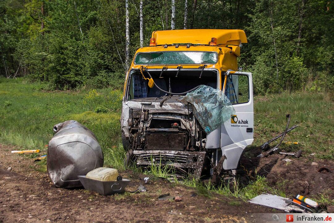 Nürnberg_ Schwerer Lkw-Unfall nach Reifenplatzer