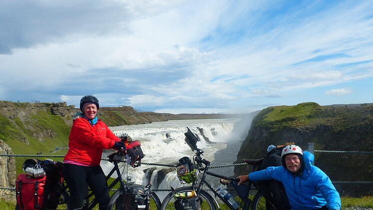 Das K&ouml;nigsberger Radlerpaar Inge und Manfred Wagner vor dem riesigen Wasserfall Gullfoss. Foto: privat