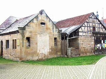 Eine Bestandsanalyse für das  Nutzungskonzept für die Synagoge Gleusdorf (links) stellte die Kunsthistorikerin Adeldheid Waschka dem Gemeinderat Untermerzbach vor.Helmut Will