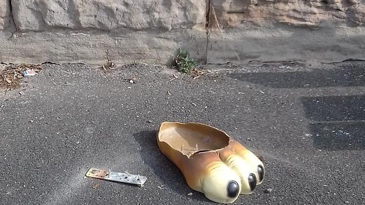 Nur eine Pfote ist von dem Osterhausen vor der ehemaligen Spinnerei in Mainleus übrig. Foto: Markt Mainleus