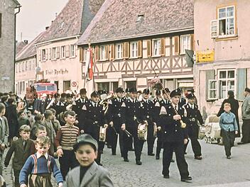 Am Sonntag, 10. Juni 1956, bewegte sich ein großer Festzug durch Herzogenaurach. Gefeiert wurde das 75-jährige Bestehen der Feuerwehr.  Foto: Stadtarchiv
