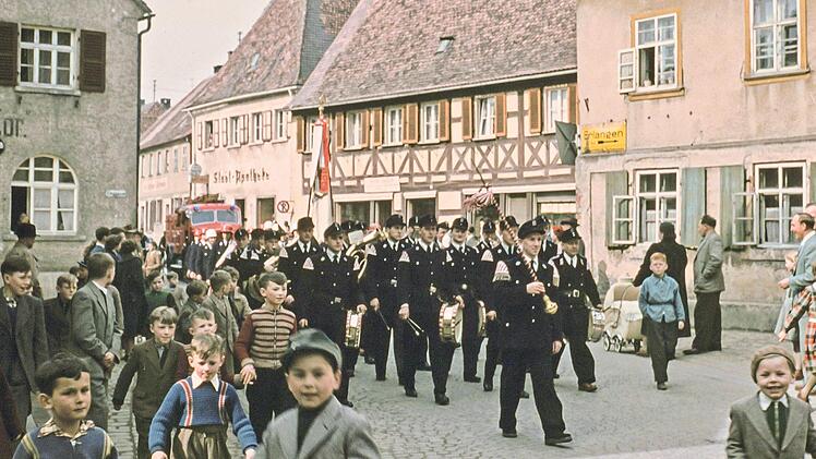 Am Sonntag, 10. Juni 1956, bewegte sich ein großer Festzug durch Herzogenaurach. Gefeiert wurde das 75-jährige Bestehen der Feuerwehr.  Foto: Stadtarchiv