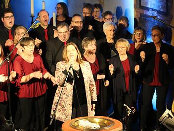 Der Gospelchor Großheirath-Buchenrod harmonierte beim Auftritt in der Kirche in Großheirath perfekt mit der großen Künstlerin Kathy Kelly. Foto: Michael Stelzner