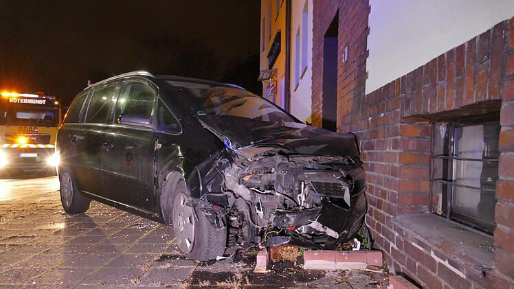 In Nürnberg ist ein Jugendlicher mit dem Auto seiner Eltern gegen eine Hauswand geprallt. Foto: News5/Oßwald