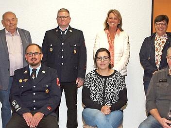 Bei der Ehrung: Vorsitzender Erich Wachsmann, Feuerwehrreferent Roland Lowig, Kommandant Alexander Ultsch, Zweite Bürgermeisterin Sabine Rießner, Stadträtin Elke Werner und Kreisbrandmeister Alexander Klose (stehend von links) beglückwünschten die Geehrten Florian Pfaff, Patrick Nielsen, Yvonne Förtsch und Harry Stocker (sitzend von links).