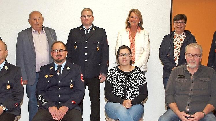 Bei der Ehrung: Vorsitzender Erich Wachsmann, Feuerwehrreferent Roland Lowig, Kommandant Alexander Ultsch, Zweite Bürgermeisterin Sabine Rießner, Stadträtin Elke Werner und Kreisbrandmeister Alexander Klose (stehend von links) beglückwünschten die Geehrten Florian Pfaff, Patrick Nielsen, Yvonne Förtsch und Harry Stocker (sitzend von links).