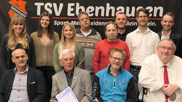 Die geehrten TSV-Funktionäre (hinten, von links): Christina Dees, Kristina Brand, Katja Herterich, Wolfgang Schneider, Jürgen Schmitt, Christoph Krämer, Steffen Rauh und Sebastian Dees; vorne von links: Rainer Breuter, Reinhold Zwirlein, Jürgen Giesbrecht und Dieter Bausewein.