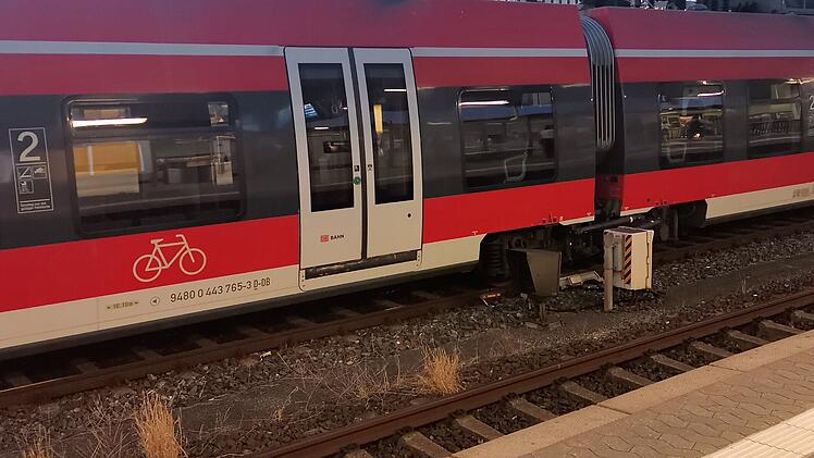 S-Bahn, Zug, Bahn, Bahnhof