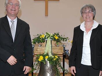 Dekan Peter Huschke und Pfarrerin Maria Reichel freuten sich über die neue Glocke. Fotos: Roland Meister