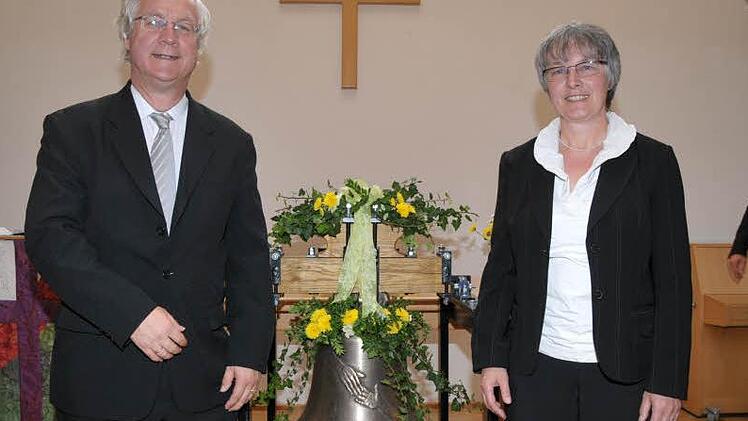 Dekan Peter Huschke und Pfarrerin Maria Reichel freuten sich über die neue Glocke. Fotos: Roland Meister