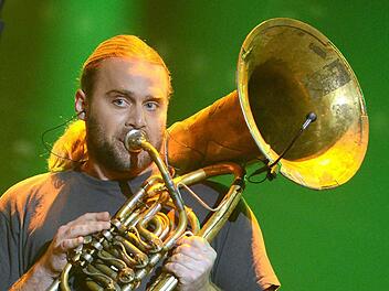 Sieger der Herzen: Andreas Martin Hofmeir wurde mit LaBrassBanda nur Zweiter beim Vorentscheid für den Eurovision Song Contest. Foto: dpa/Julian Stratenschulte