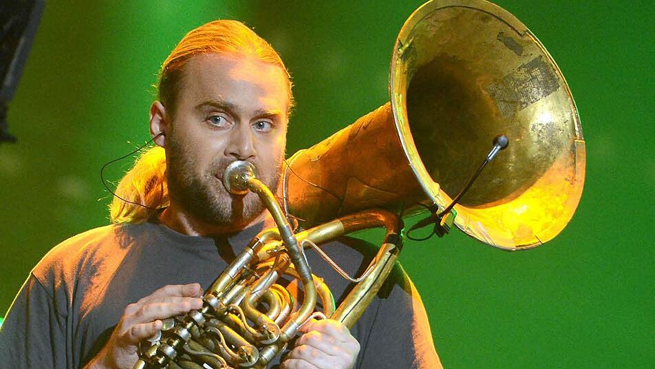 Sieger der Herzen: Andreas Martin Hofmeir wurde mit LaBrassBanda nur Zweiter beim Vorentscheid für den Eurovision Song Contest. Foto: dpa/Julian Stratenschulte