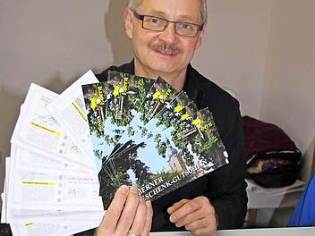 Ein echter Trumpf: Geschenkgutscheine der Eberner Tourismus- und Werbegemeinschaft präsentiert deren Vorsitzender Günter Dietz. Foto: Ralf Kestel