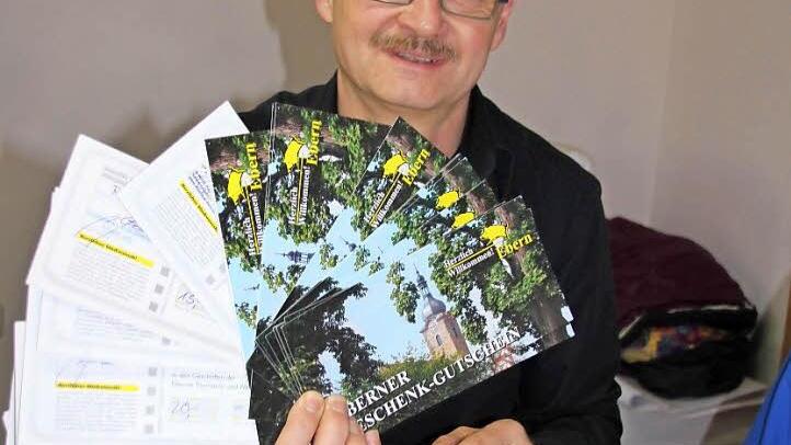 Ein echter Trumpf: Geschenkgutscheine der Eberner Tourismus- und Werbegemeinschaft präsentiert deren Vorsitzender Günter Dietz. Foto: Ralf Kestel