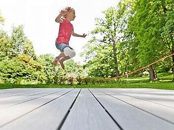 Ohne Schuhe die warme Jahreszeit genießen: Bei Barfuß-Dielen besteht keine Gefährdung durch Splitter.  Foto: djd/www.megawood.com