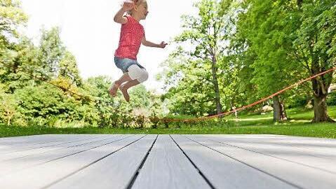 Ohne Schuhe die warme Jahreszeit genießen: Bei Barfuß-Dielen besteht keine Gefährdung durch Splitter.  Foto: djd/www.megawood.com