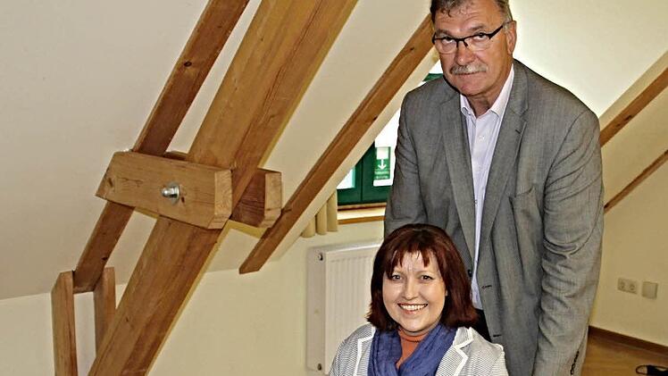 Ganz Gentleman: Bürgermeister Helmut Dietz rückte den Stuhl zurecht, damit Gemeinderätin Birgit Finzel zum Probesitzen Platz nehmen konnte. Foto: Helmut Will