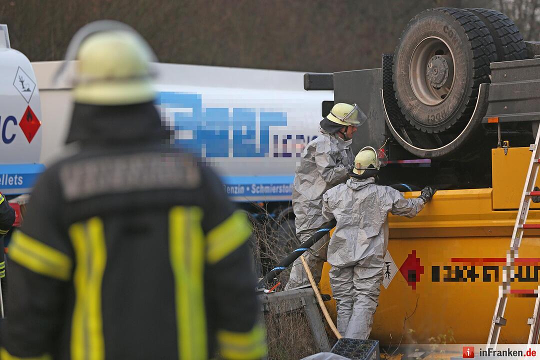 Erlangen: Tanklaster kippt um