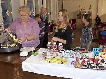 Es schaut nicht nur lecker aus, sondern es schmeckt auch, das Schulfrühstück in Untersteinach. Im Bild Elke Schmidt (links) und Monika Geyer (im Hintergrund) mit einigen Schülern.  Foto: Klaus-Peter Wulf