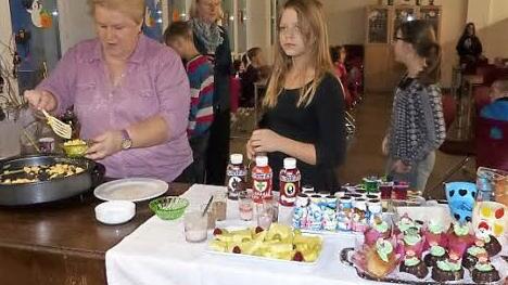 Es schaut nicht nur lecker aus, sondern es schmeckt auch, das Schulfrühstück in Untersteinach. Im Bild Elke Schmidt (links) und Monika Geyer (im Hintergrund) mit einigen Schülern.  Foto: Klaus-Peter Wulf