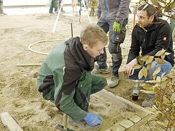 Auf dem Stundenplan des GaLaBau-Nachwuchses steht eine begrünte Garageneinfahrt. Landschaftsgärtnermeister Christoph Reif aus Roth (r.) erklärt Luis Zielosko, worauf es bei der Anlage ankommt. Foto: Nikolas Pelke