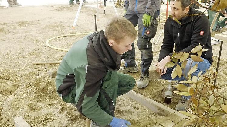 Auf dem Stundenplan des GaLaBau-Nachwuchses steht eine begrünte Garageneinfahrt. Landschaftsgärtnermeister Christoph Reif aus Roth (r.) erklärt Luis Zielosko, worauf es bei der Anlage ankommt. Foto: Nikolas Pelke