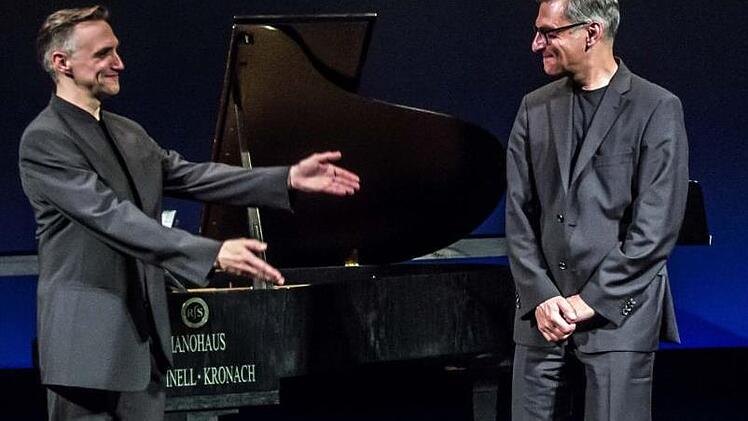 Der Tenor Dirk Mestmacher und der Pianist Antonio Grimaldi beeindruckten mit ihrer Interpretation von Franz Schuberts Liederzyklus "Die schöne Müllerin" in der Coburger Reithalle. Foto: Jochen Berger