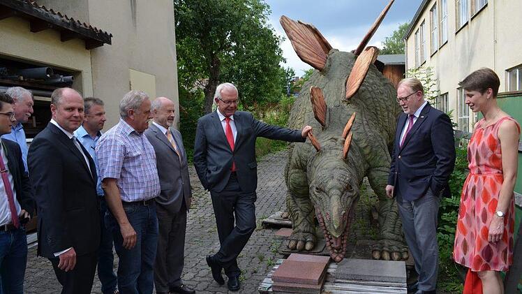 Geschäftsführer Reinhardt Hofmann lässt die Gäste aus der Welt der Politik in die faszinierende Welt der Figuren und Tiermodelle eintauchen. Foto: Gabi Bertram