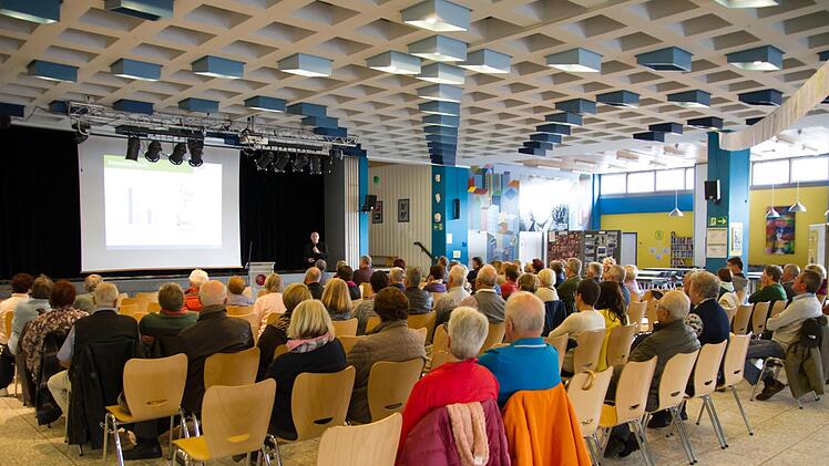 Die vielen Zuschauer lauschen dem Vortrag von Dr. Klaus Riedel, Chefarzt der Chirurgie im Haus Ebern der Haßberg-Kliniken, über die Vorschritte im Bereich künstliche Gelenke