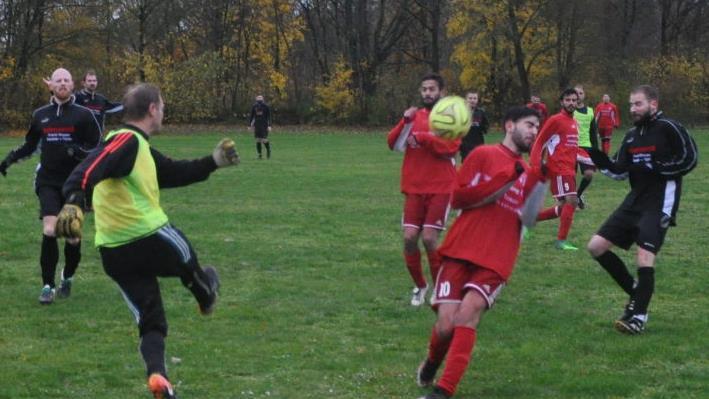 Der zweifache Torschütze Orcun Hantal zieht vorsichtshalber den Kopf ein, als Gästekeeper Markus Vollmayer per Befreiungsschlag klärt.
