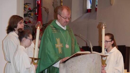 Regionaldekan Thomas Teuchgr&auml;ber zelebrierte das Lobamt.