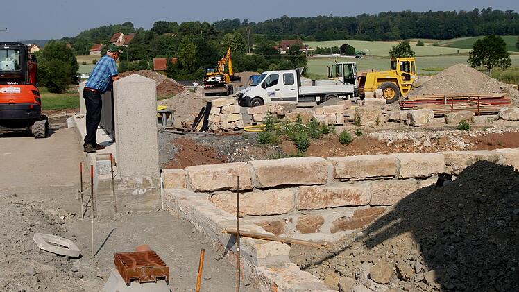 Kritik an der "ewigen Baustelle" am Brückenbauwerk bei Gräfenholz wurde im Gemeinderat geübt. Foto: Günther Geiling