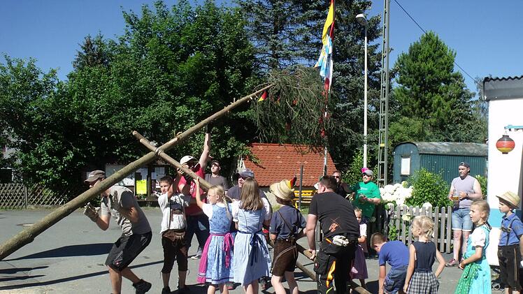 Sogar die Kinder stellten zum Kirchweihjubiläum ihren eigenen  Kirchweihbaum auf. Foto: Thomas Weichert
