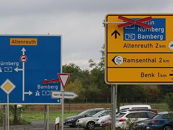 Berufspendler Klaus Emmerich wollte zur  Autobahn-Anschlussstelle Bindlacher Berg, an der man auf die A 9 Richtung  Bayreuth/Nürnberg kommt (Bild oben). Die Auffahrt Richtung Berlin ist gesperrt.