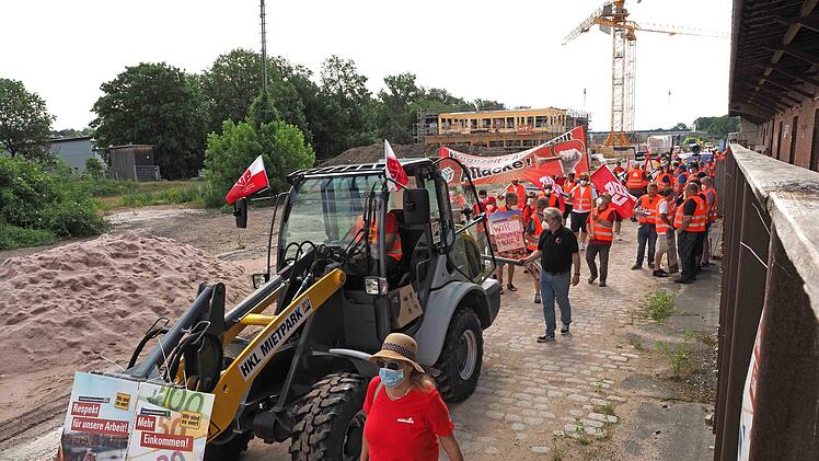 Der Protestzug der Bauarbeiter auf dem Güterbahnhofsgelände