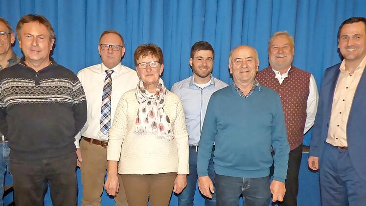 Ehrennadeln für verdiente Bürger: Erich Kohler, Heinz Hofmann, Reinhard Kern, Renate Brieger, Daniel Drummer, Georg Brieger, Markus Geck und Bürgermeister Florian Kraft (von links)