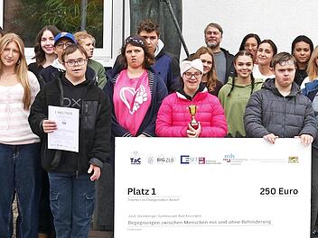 Im Schuljahr 2024/25 trafen sich die Gymnasiastinnen und Gymnasiasten des Jack-Steinberger-Gymnasiums regelmäßig mit den Berufsschulstufenschülerinnen und -schülern der Franz-von-Prümmer-Schule und führten gemeinsam verschiedene Aktivitäten durch....