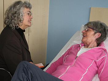 Roswitha Patutschnick-Stölzel (56, links) ist unter den Klinikseelsorgern eine Frau der ersten Stunde. Sie besucht immer freitags die Kranken auf der Station 4 b - in diesem Fall Bärbel Kern, die ebenfalls als ehrenamtliche Seelsorgerin tätig ist.Fotos: Sonja Adam