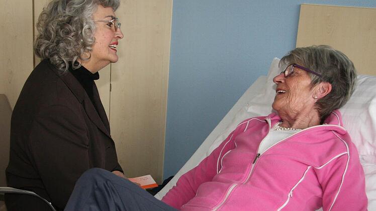 Roswitha Patutschnick-Stölzel (56, links) ist unter den Klinikseelsorgern eine Frau der ersten Stunde. Sie besucht immer freitags die Kranken auf der Station 4 b - in diesem Fall Bärbel Kern, die ebenfalls als ehrenamtliche Seelsorgerin tätig ist.Fotos: Sonja Adam
