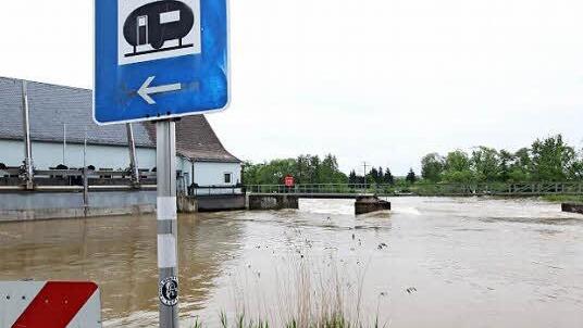 Die Wohnwagen haben am Samstagabend die umgekehrte Richtung genommen. Der Campingplatz wurde evakuiert.