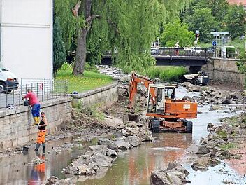 Bauarbeiter sanieren zur Zeit die Ufermauern der Kronach in der Nähe der Spitalbrücke. Foto: Mariell Dörrschmidt