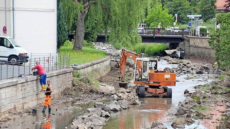 Bauarbeiter sanieren zur Zeit die Ufermauern der Kronach in der Nähe der Spitalbrücke. Foto: Mariell Dörrschmidt