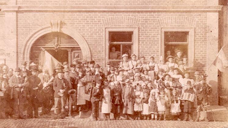 In Weismain hat der Fasching eine lange Tradition. Bereits 1910 posierte auf dem Marktplatz vor dem Haus von Franz Först (heute Besold) eine lustige Schar zum Gruppenfoto.