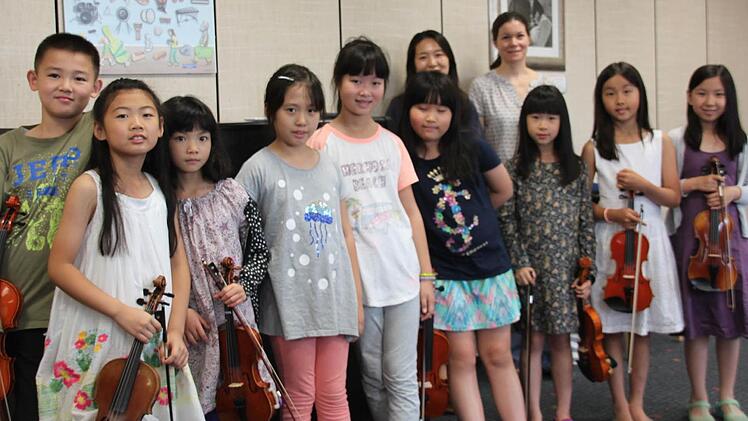 Gruppenfoto mit Geige. Foto: Kerstin V&auml;th