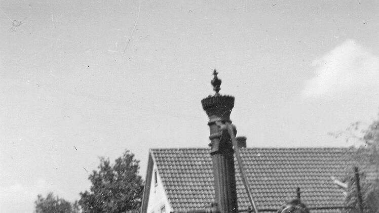 Beliebter Treffpunkt in Wittershausen, der Kettebrünn in der Brunnengasse  Repro: Udo Sell